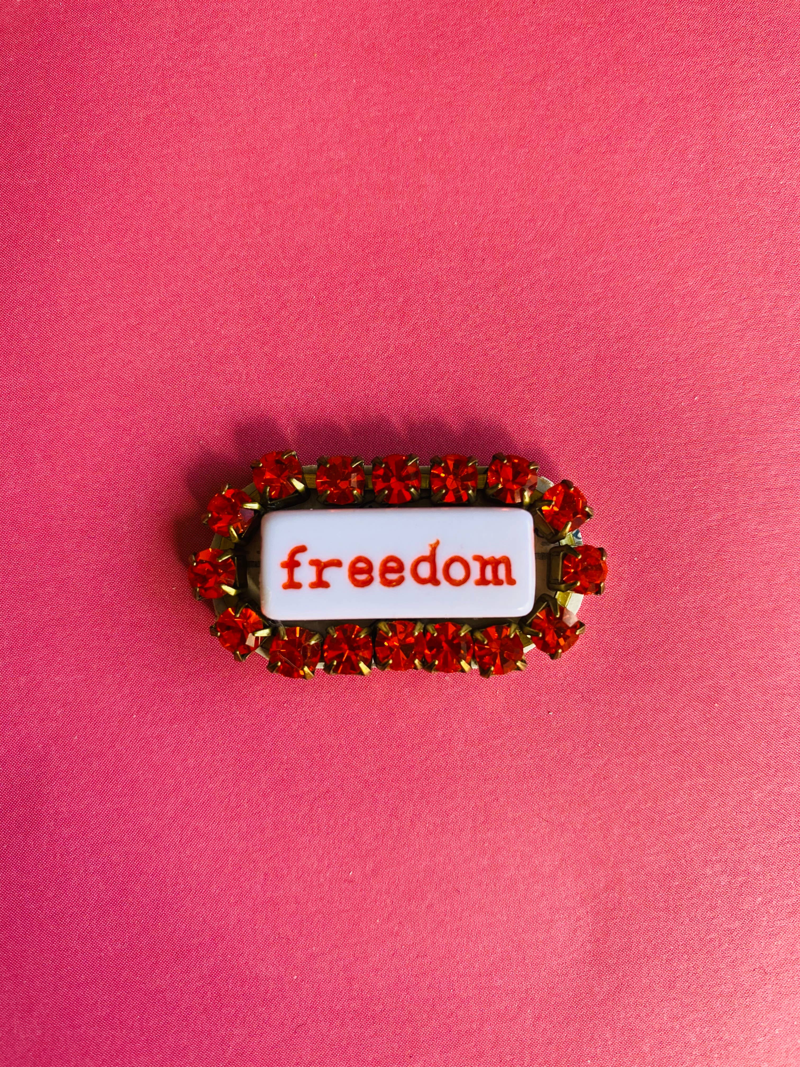 Tezeè - Venta al por mayor Broches - Alfiler con palabra y brillantes "WORD"20