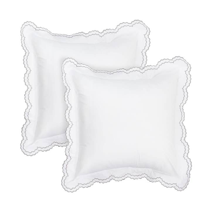 Paire de couvre-oreillers en percale brodée à double festons pour la vente par Mélange Home