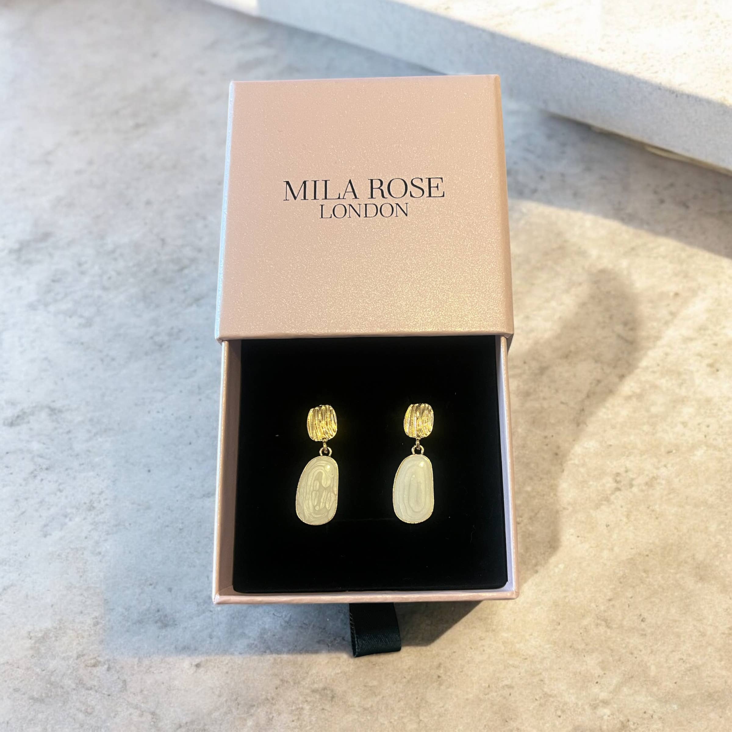 Mila Rose London – wholesale Dangle earrings – Waterdrop Pendant Earring in Gold & Cream1