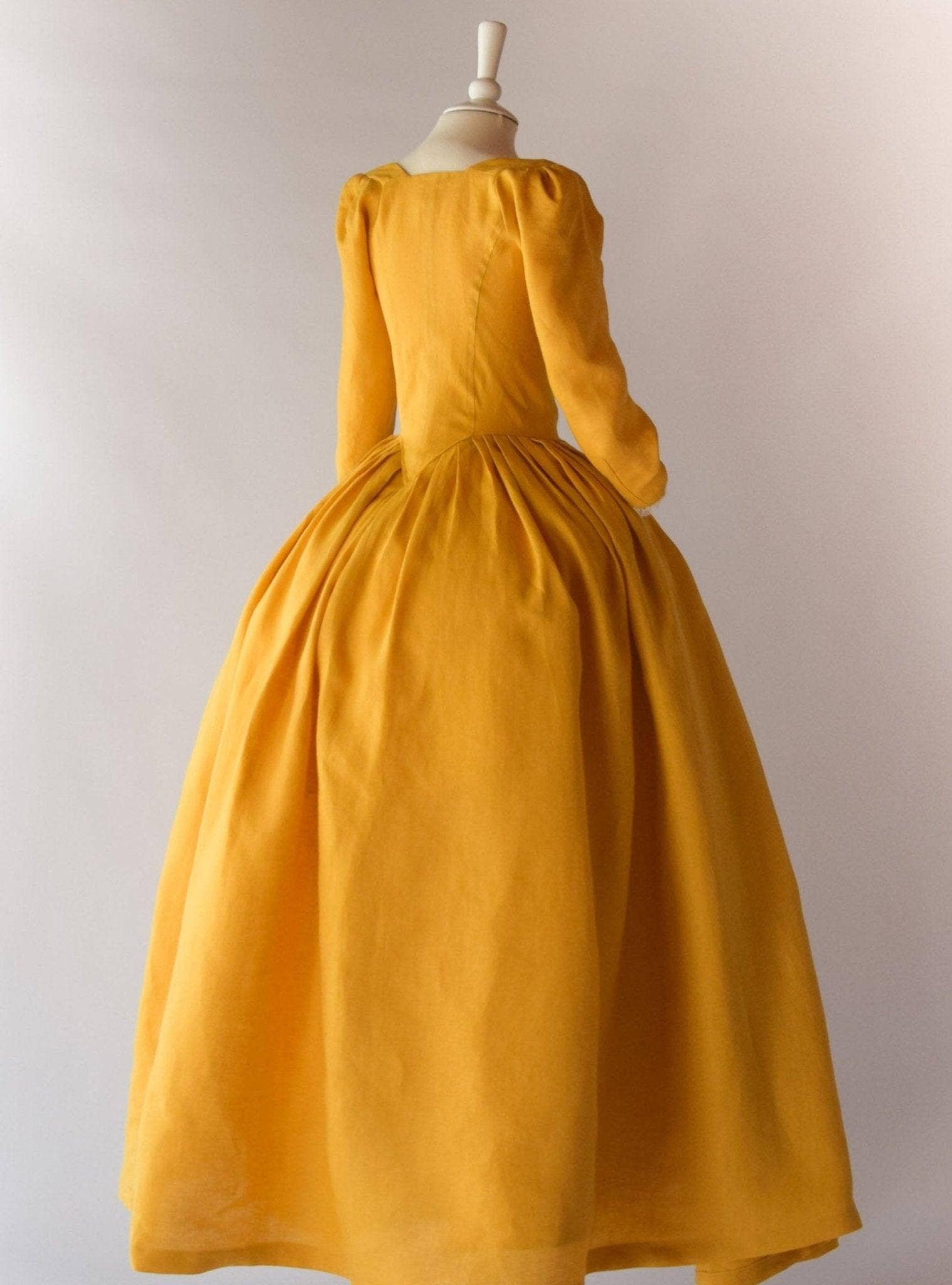 Atelier Serraspina – Großhandel Kostüm – Damen – LOUISE, Kleid aus dem 18. Jahrhundert Honiggelb3
