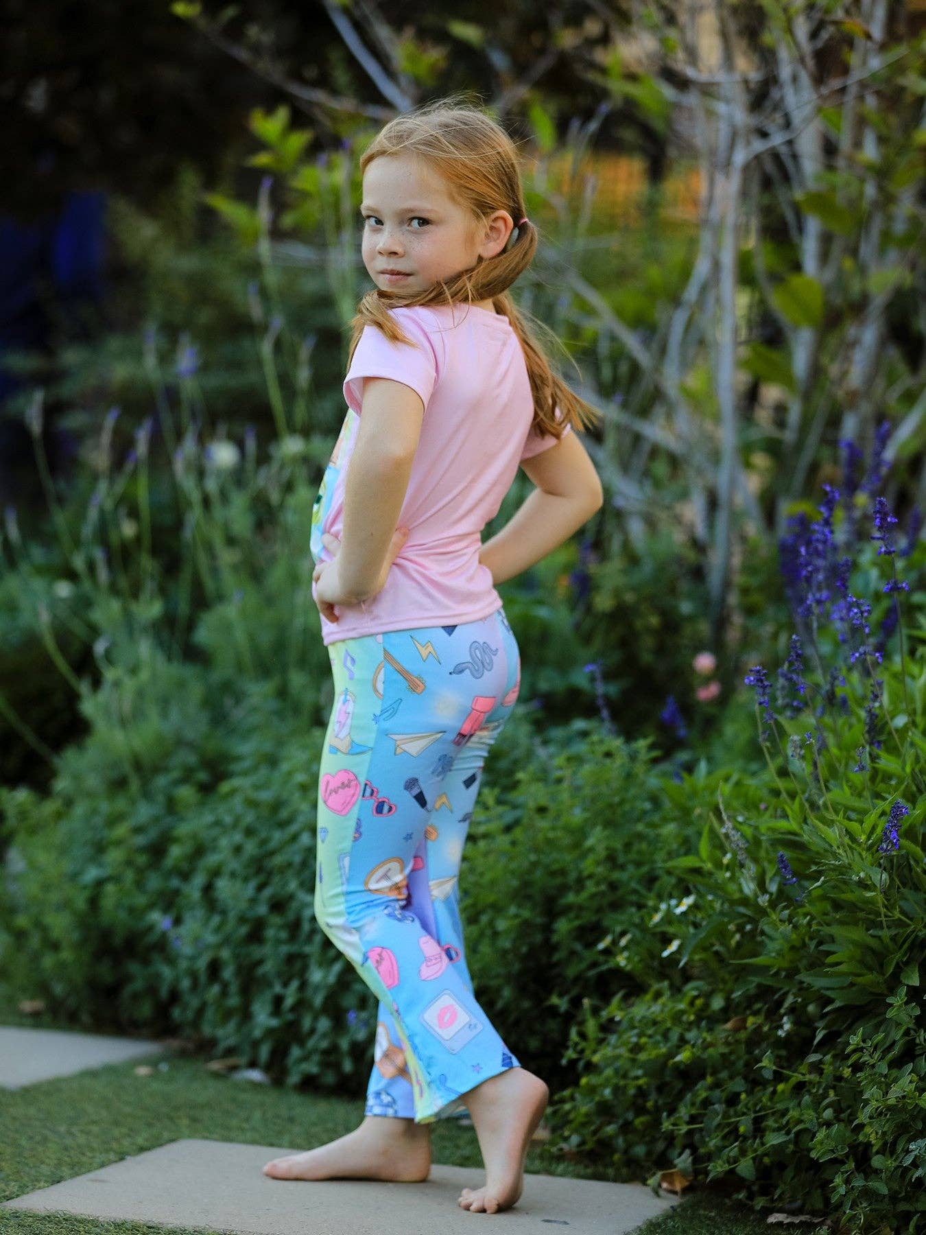 Rylee Faith Designs – Großhandel Top- & Hosen-Set – Kinder – Milchseidenfarbene Outfits für Mädchen mit TS-Print1