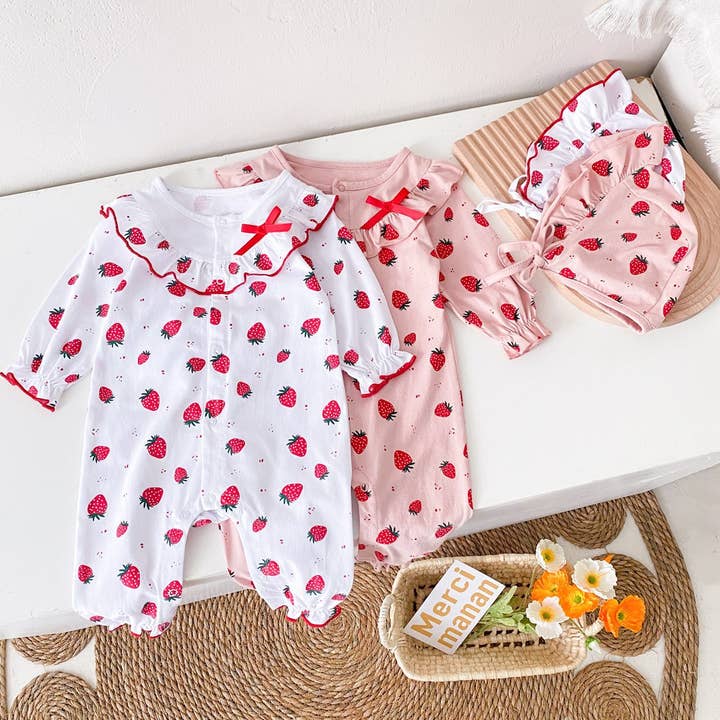 Combinaison à boutons avec motif fraises et volants pour bébé fille pour la vente par MyKids-USA®