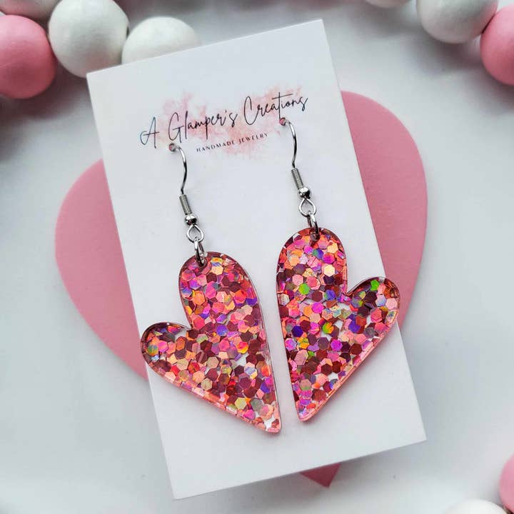 A Glamper's Creations LLC - Vendita all'ingrosso Orecchini pendenti - Orecchini in acrilico rosa a forma di cuore glitterato per San Valentino1