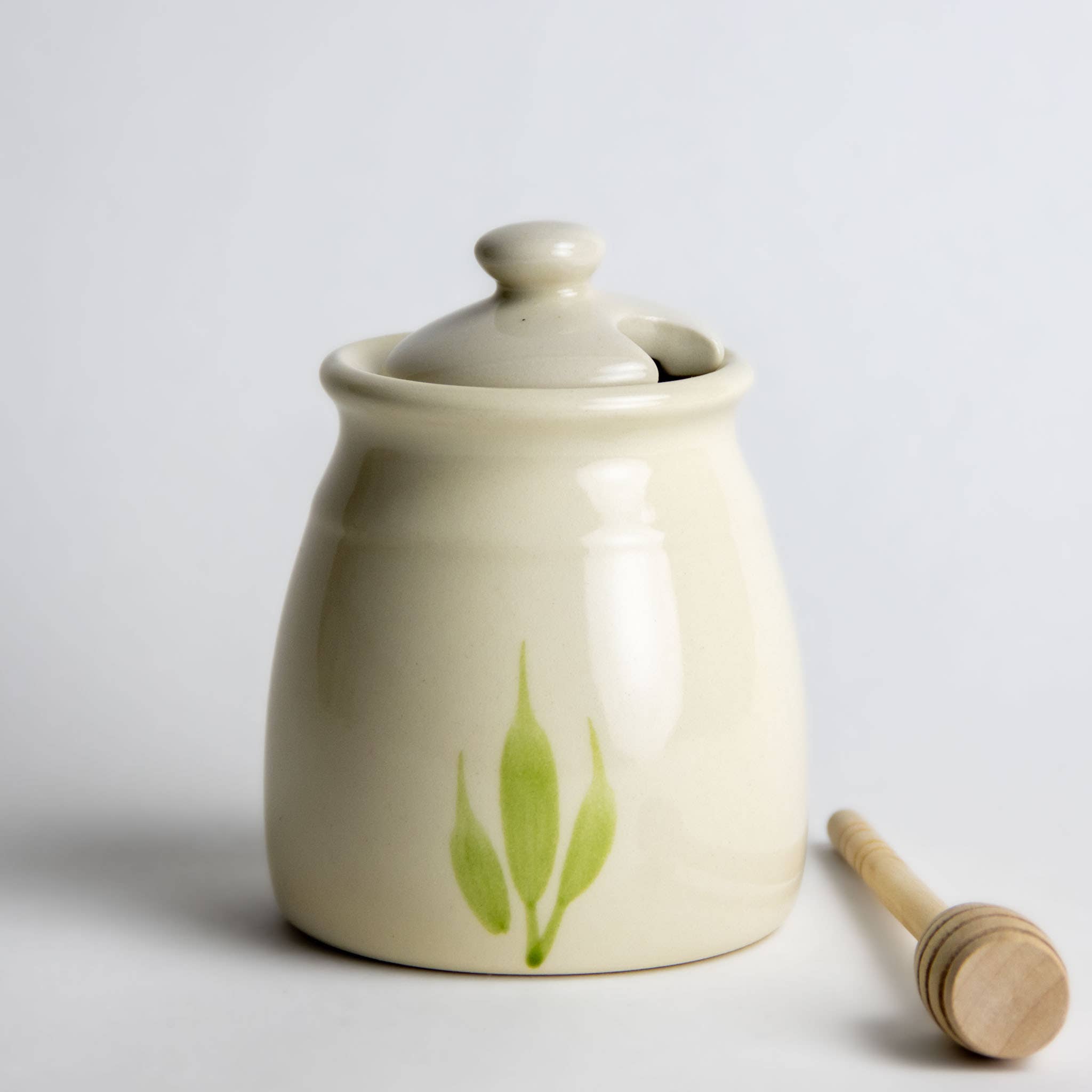 Emerson Creek Pottery – wholesale Honungskruka – Honungsburk med träpinne från Emerson Creek Pottery4