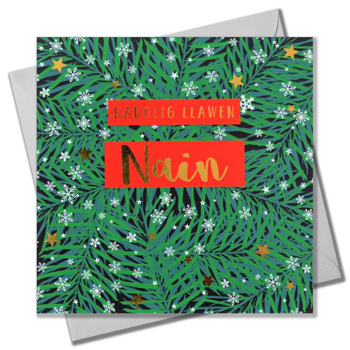 Tarjeta de Navidad galesa, Nain, gran guirnalda y copos de nieve, texto laminado en oro brillante para venta al por mayor de Claire Giles Ltd