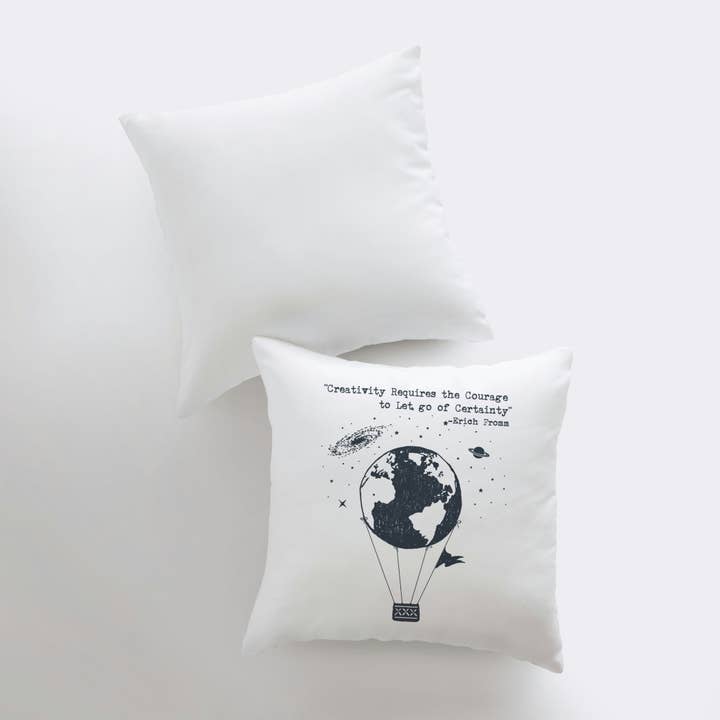 UniikPillows – wholesale Prydnadskuddfodral – Kreativitet kräver mod att släppa säkerhet Kuddfodral | Varmluftballong Kudde | Berömda citat | Motiverande citat | Room Decor