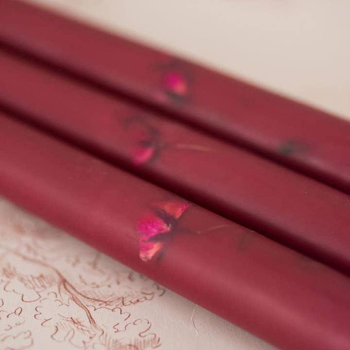 Lot de 3 bougies fuselées bordeaux incrustées de fleurs pour la vente par Galley and Fen