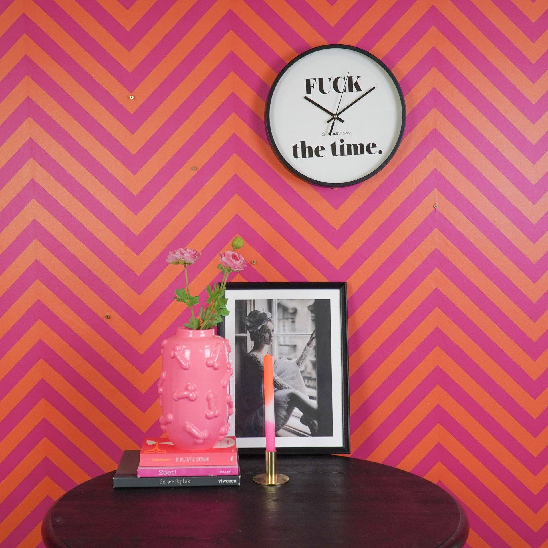 Housevitamin bv – Engroshandel Vægur – Vægur - 'FUCK tiden' - Sort/Hvid - 34x34x4 cm1