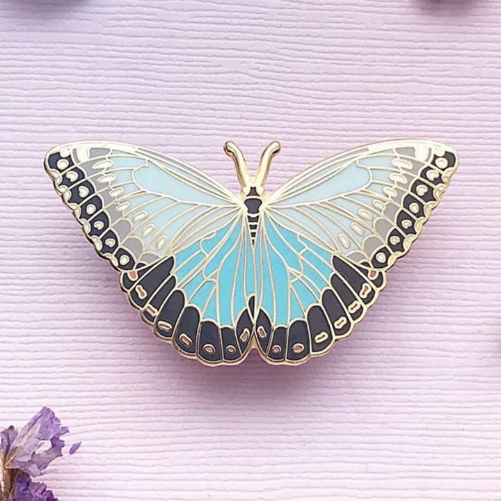Spilla smaltata a forma di farfalla Magnolia per la vendita all'ingrosso da parte di Kismet Showroom