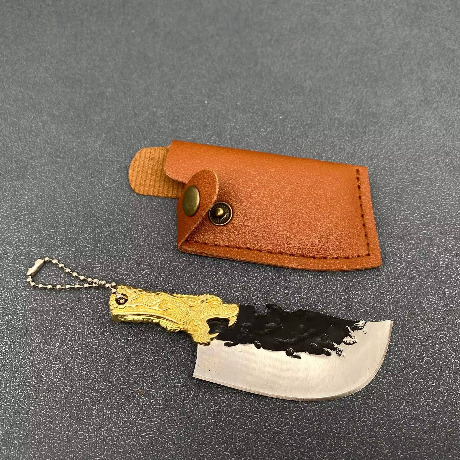 Mio Queena - Vente Couteau de poche/étui - Couteau en acier inoxydable avec manche en forme de tête de dragon et émail, avec étuis1