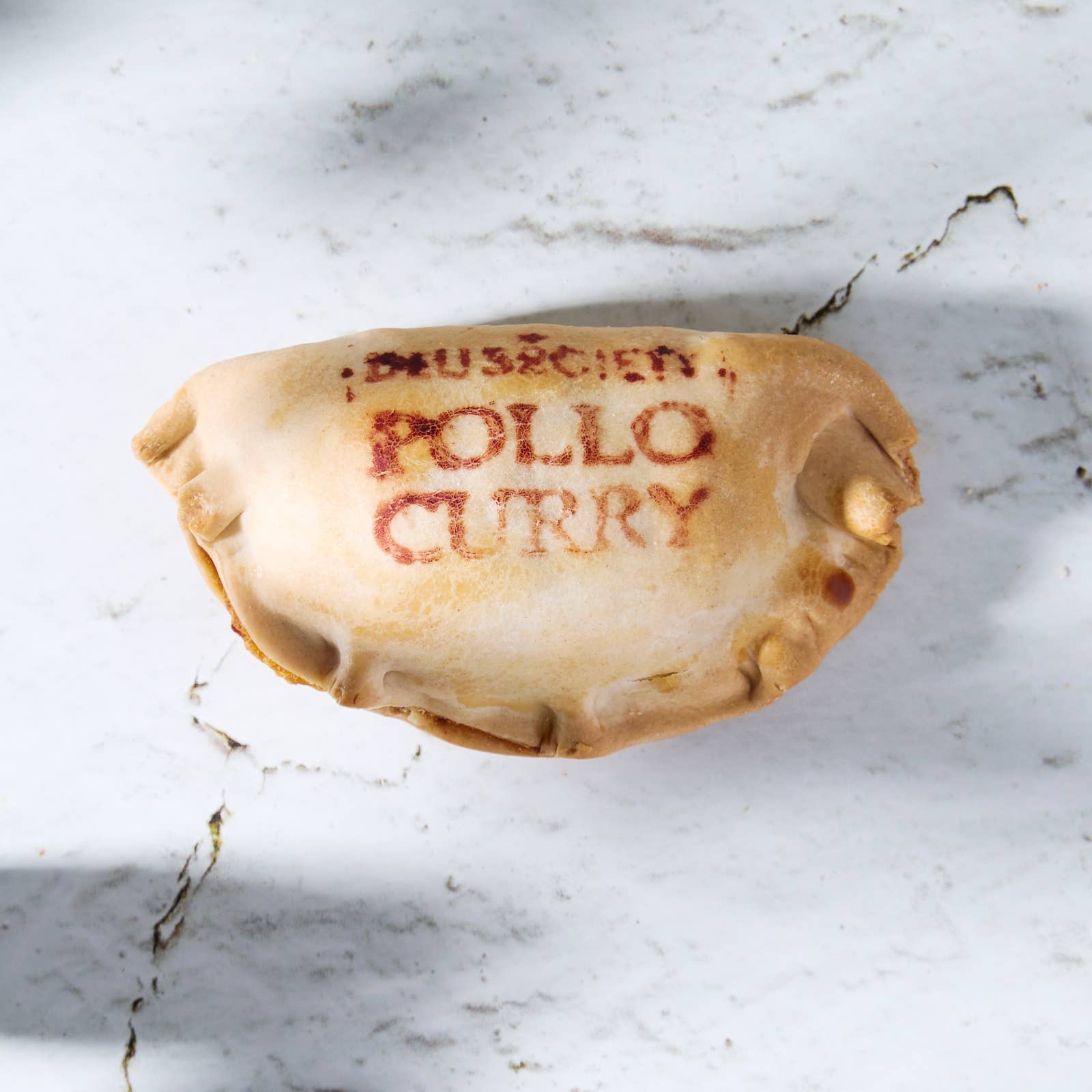 The Deli Society - Wholesale Plank Stabiel Bereid Maaltijd - Kipcurry Empanada ~ 100 g1