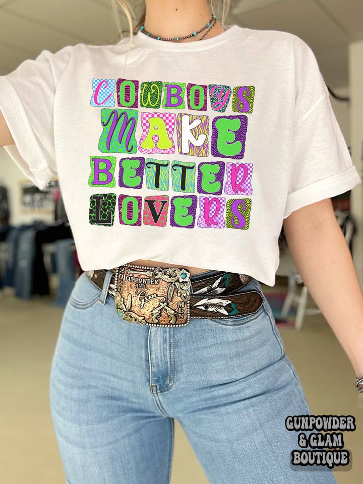 Les cowboys font de meilleurs amants Tee ou Crewneck pour la vente par Gunpowder and Glam Boutique