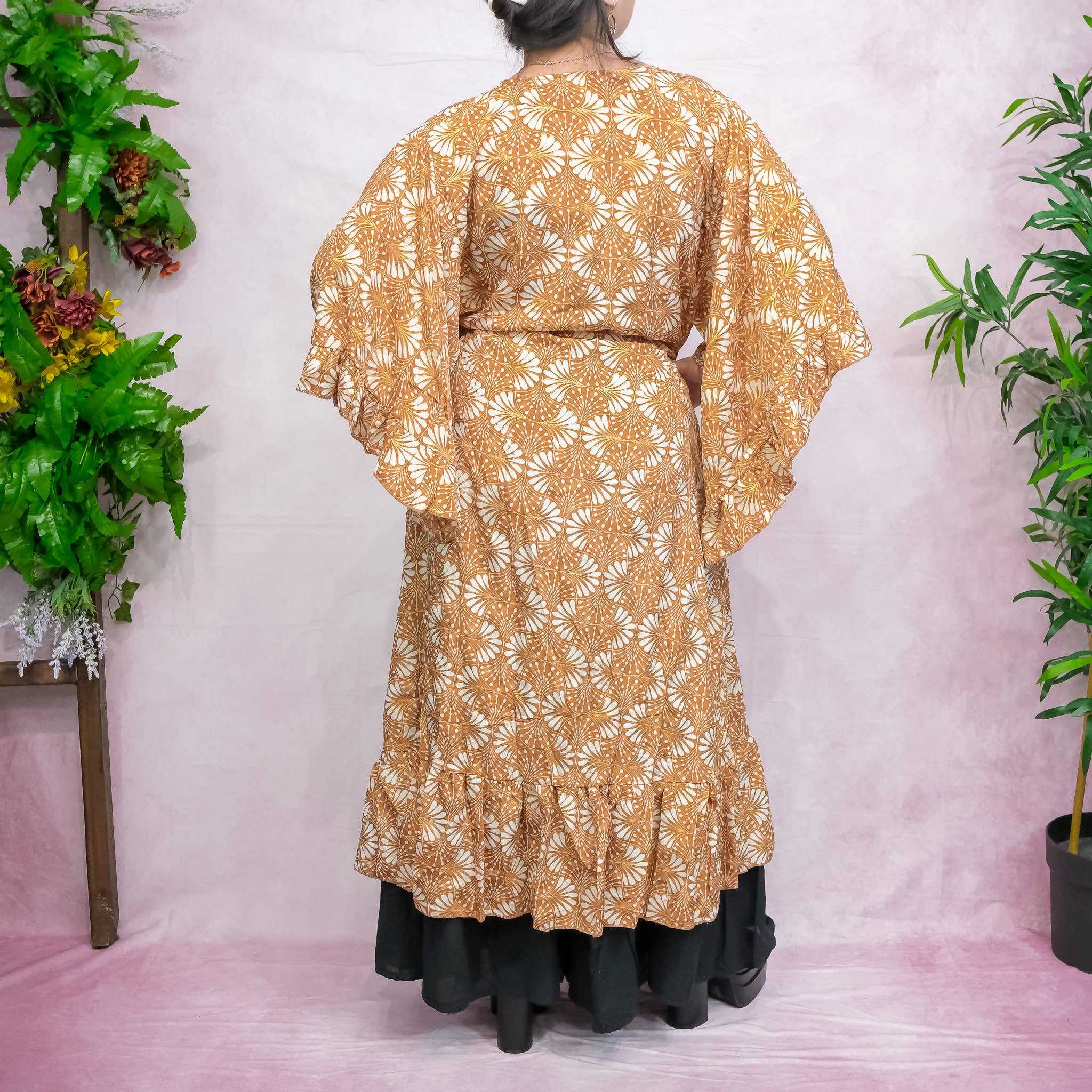 Karma Nepal Crafts – Engroshandel Kimono - Dame – Lang, flydende boheme kimono med volanter og lommer4