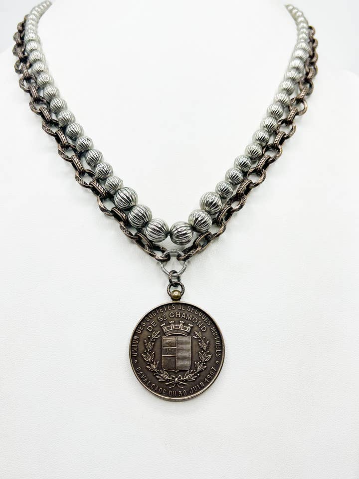 Collana con medaglia marina francese per la vendita all'ingrosso da parte di River Lea Jewels