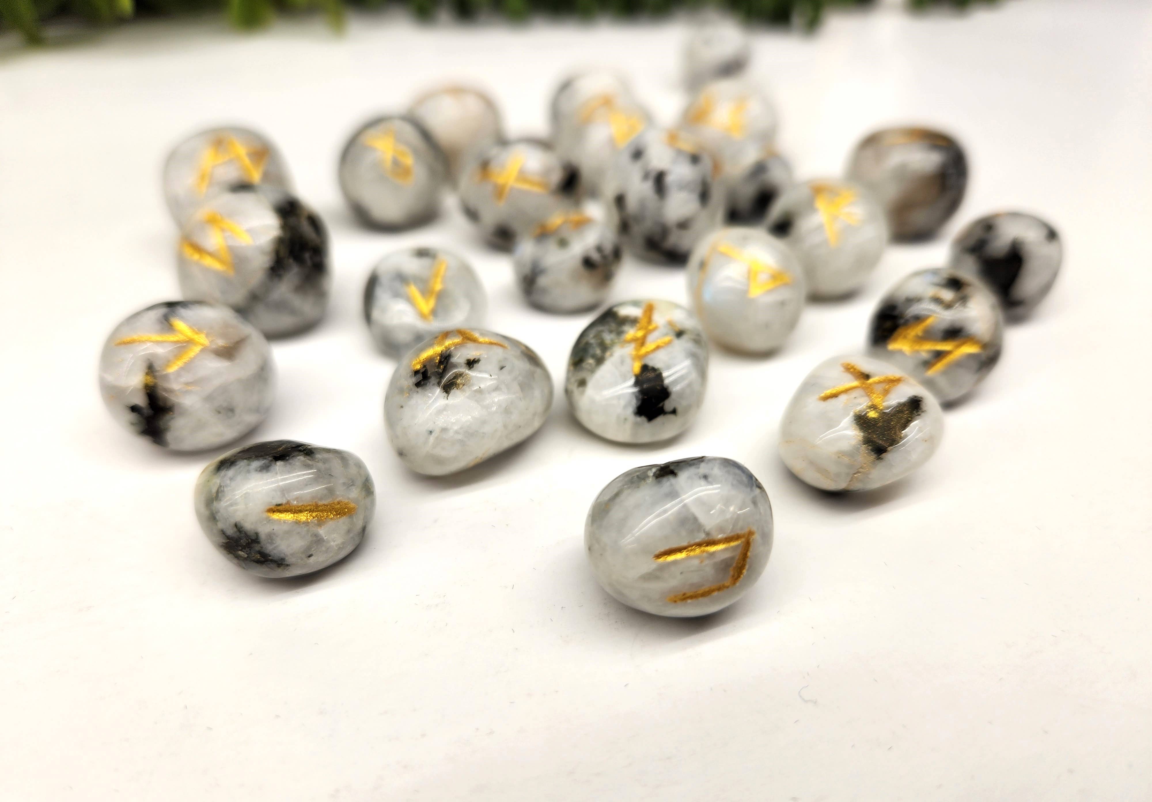 Meraki Gemstones - Vendita all'ingrosso Pietra/cristallo spirituale - Set di rune in pietra di luna arcobaleno con custodia in velluto4