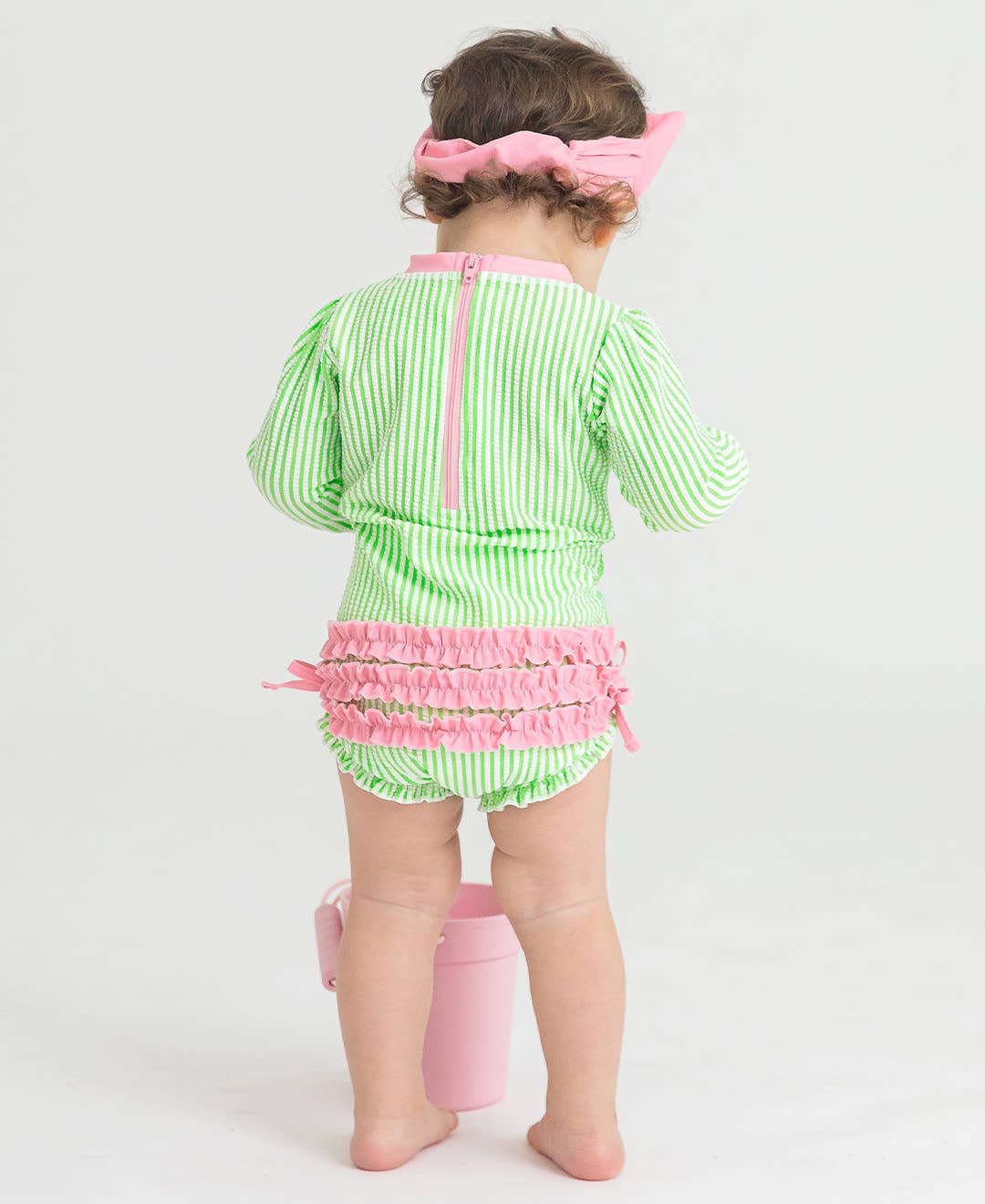 Grøn Babypiger forårsgrøn seersucker langærmet rashguard badedragt med karakteristiske bagpå-ruffles for engroshandel på Faire2