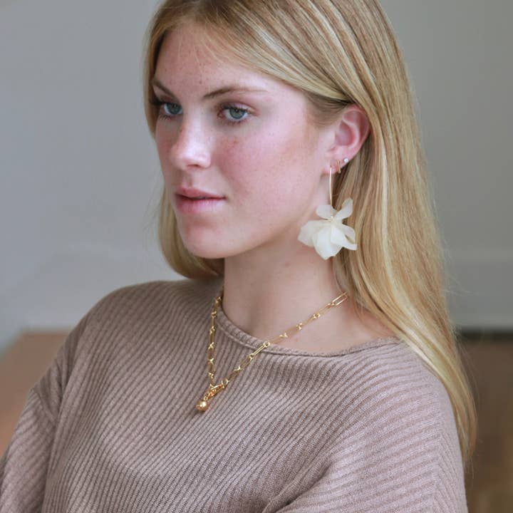 Orecchini a Petalo - Avorio per la vendita all'ingrosso da parte di MODish Design Co