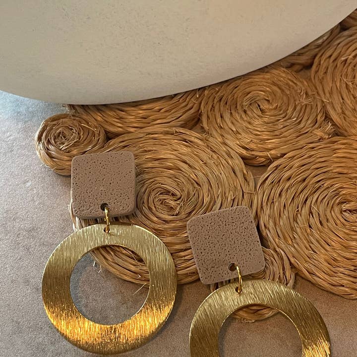 Créole cuivrée en brun clair pour la vente par Celia’s handcrafted jewelry