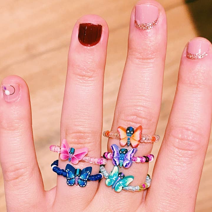 cutandcropped - Venta al por mayor Anillo de banda/apilable - Anillos de arcilla con cuentas de mariposa