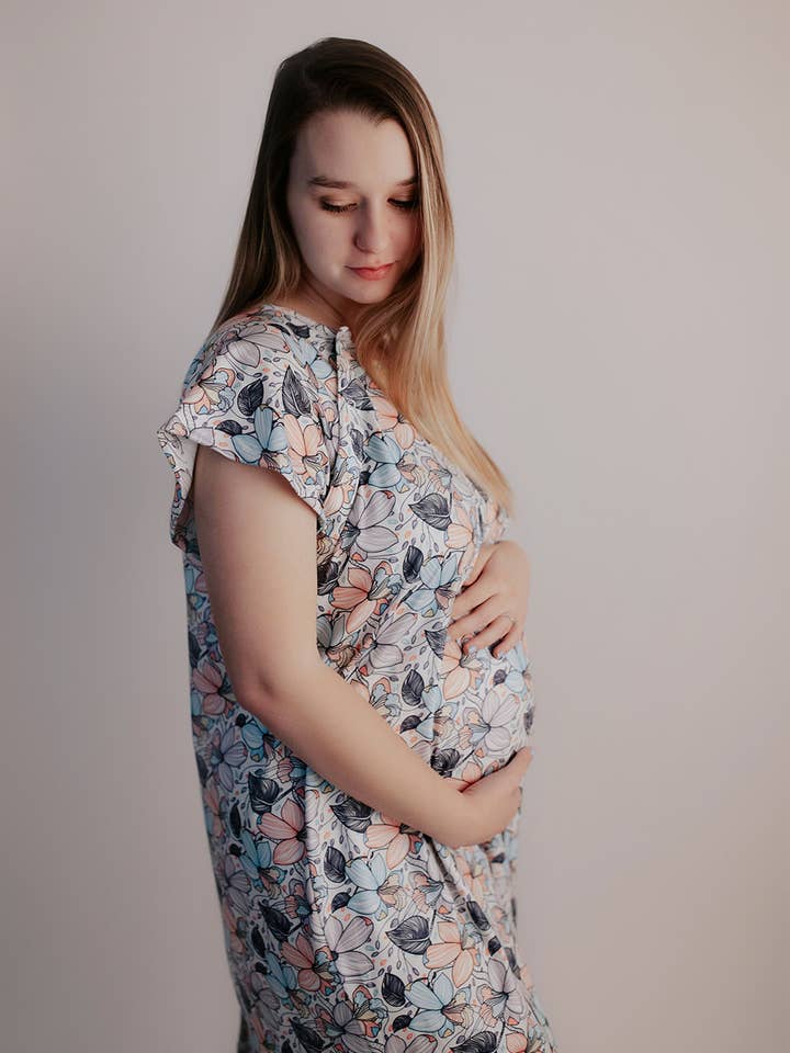 Three Little Tots – Vestido - Maternidade por atacado – Vestido de parto e entrega/enfermagem Flower Bloom9