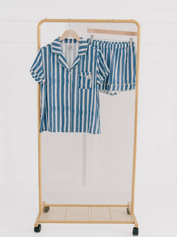 Ensemble de pyjama court à rayures bleues pour la vente par Art of Sleep