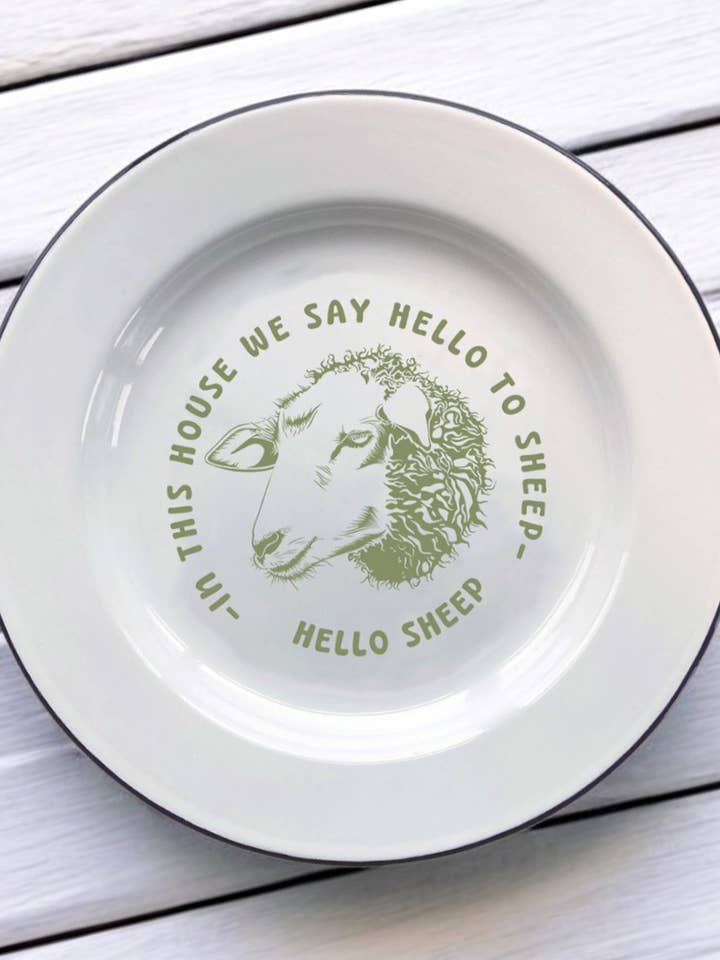 Nesta casa dizemos olá às ovelhas, Prato Decorativo de Esmalte por atacado de Sovende Bjorn
