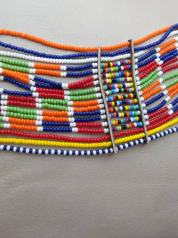 Handgefertigtes afrikanisches Perlenarmband mit Knöpfen für den Großhandel von Delight merchants