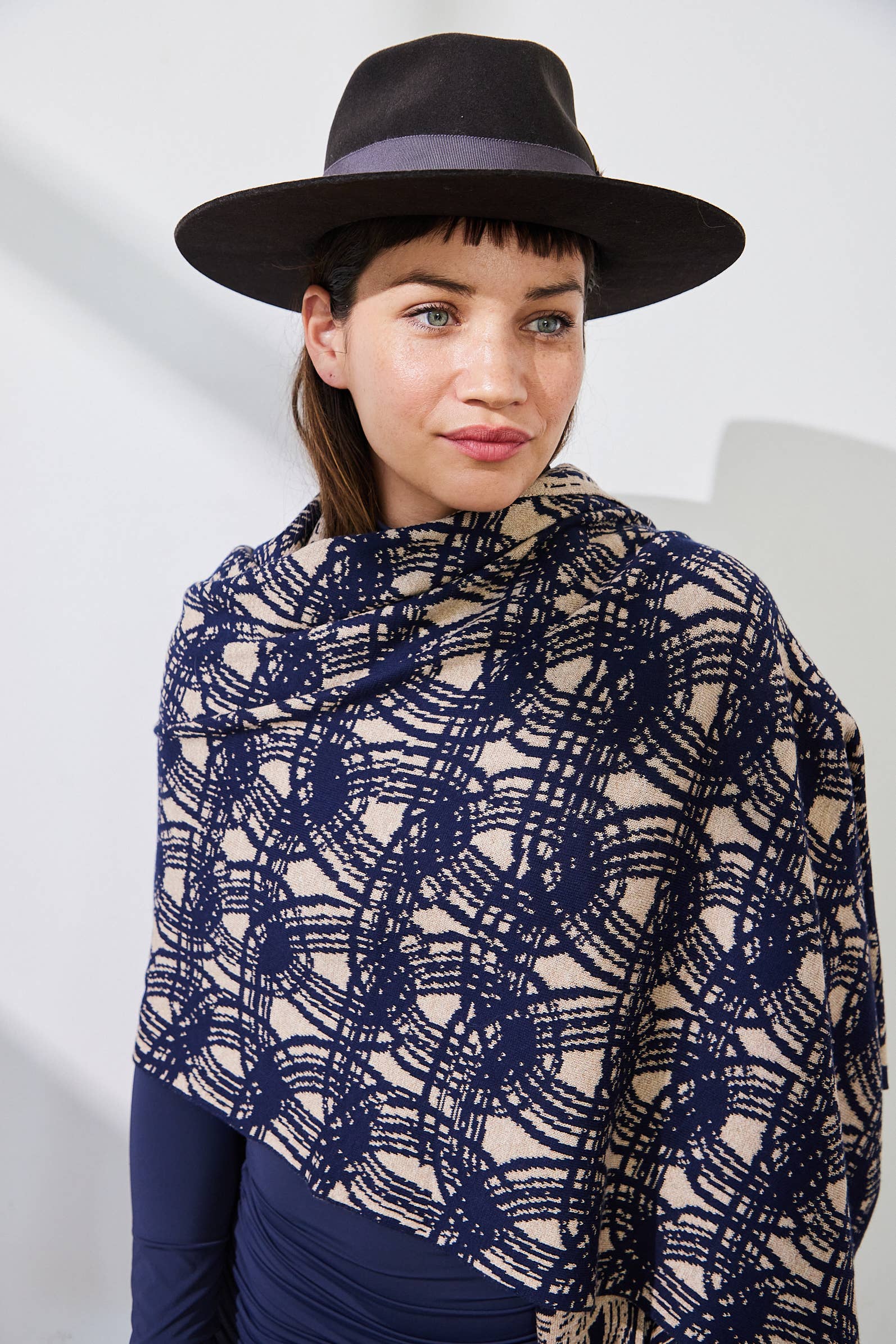 Liamolly – wholesale Scarf – Women's – Surreal Knit5