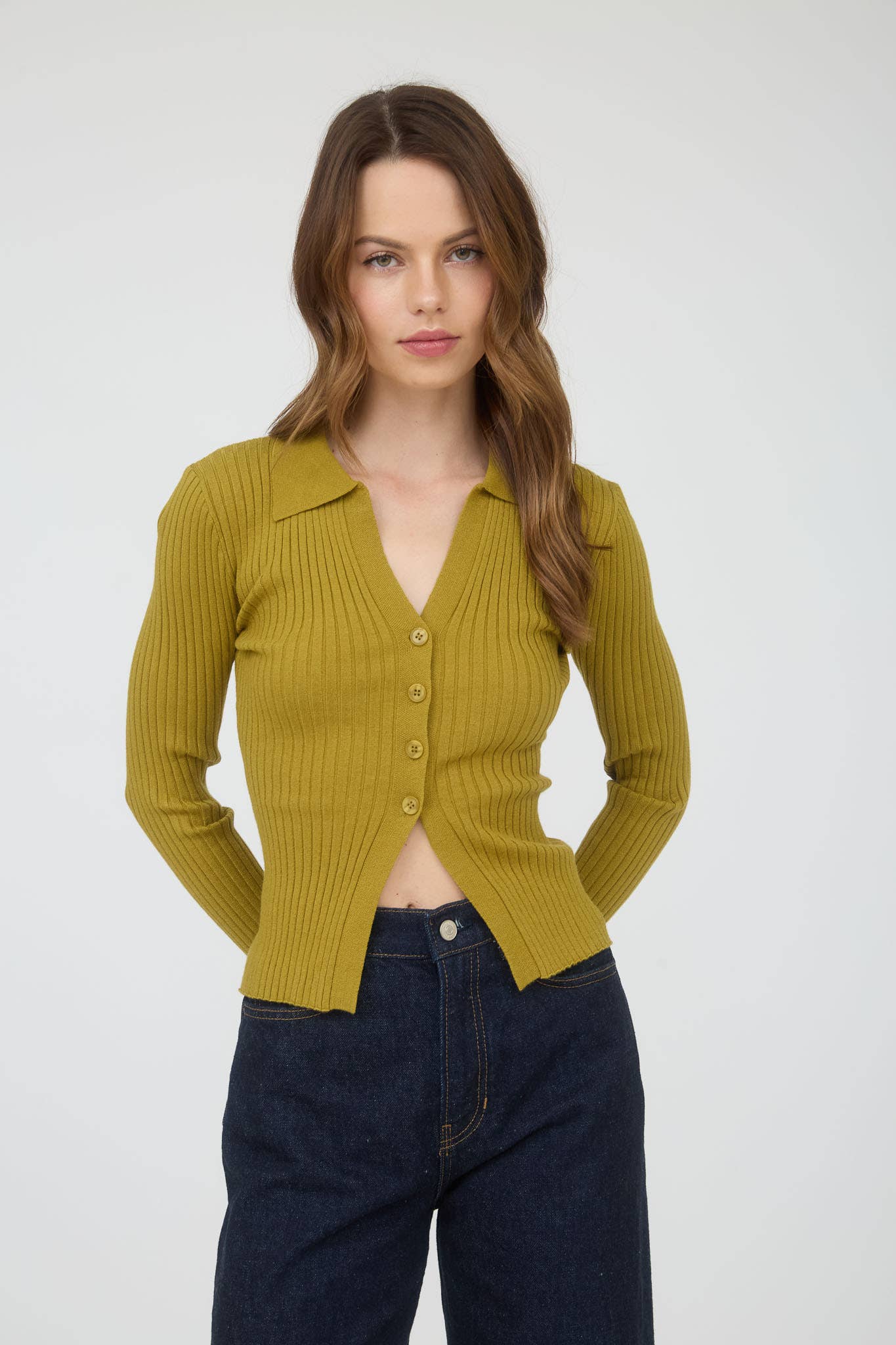 The Workshop Studio - Wholesale Gebreide top - Dames - TRUI MET KRAAG EN KNOPEN AAN DE VOORKANT, GEBREIDE TOP MET LANGE MOUWEN21