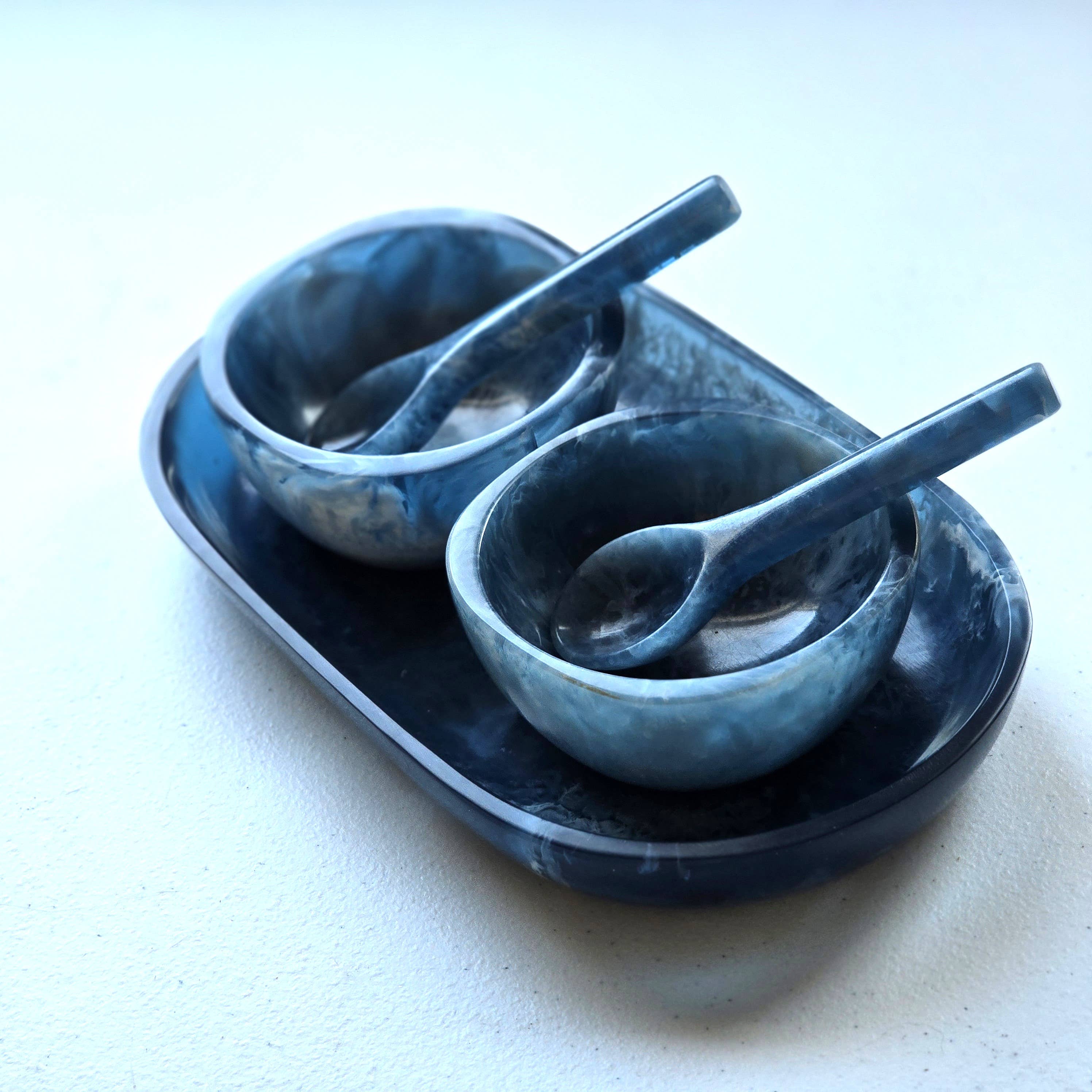 Gibb & Daan – Engroshandel Serveringsbakke – Lille serveringsbakke med 2 skåle og skeer - Håndhældt harpiks18