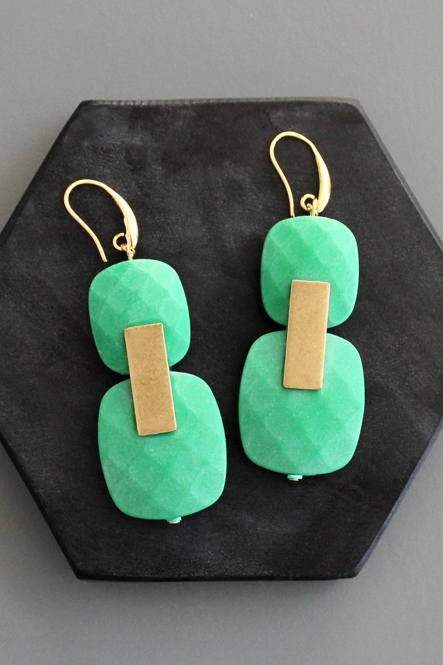 David Aubrey Jewelry – Engroshandel Hængeøreringe og creoløreringe – KYLE55 grønne geometriske øreringe0