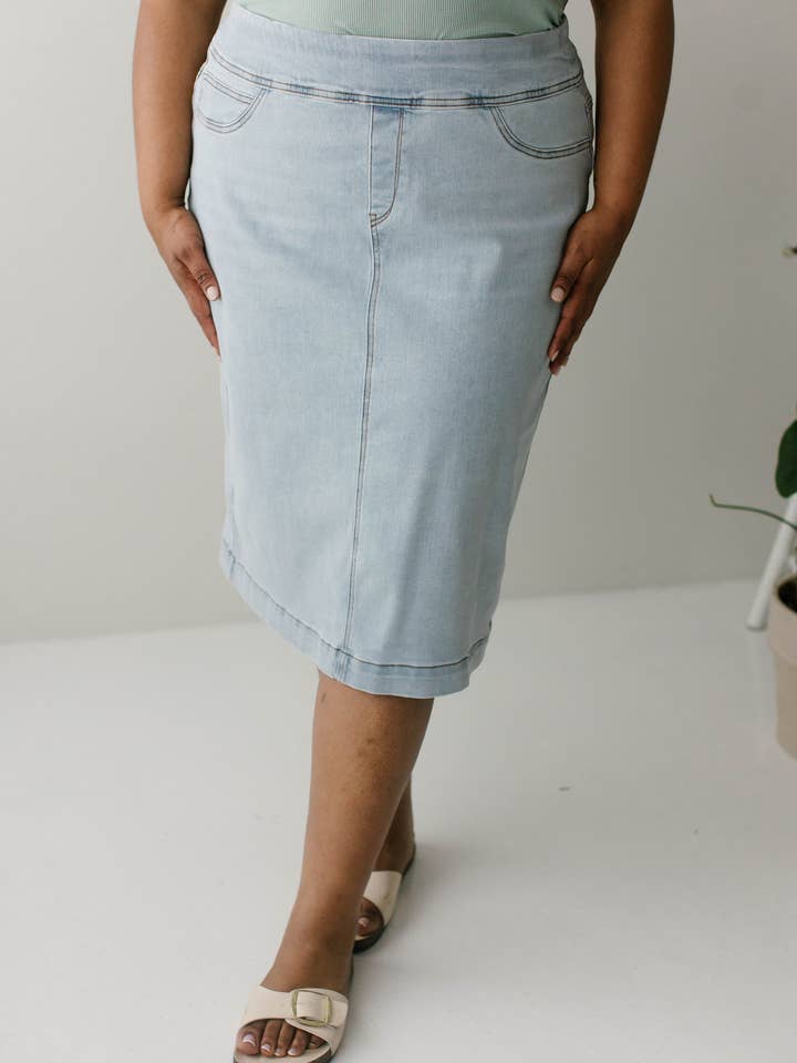 „Sara“ Klassischer Jeansrock in Hellwaschung für den Großhandel von The Main Street Exchange