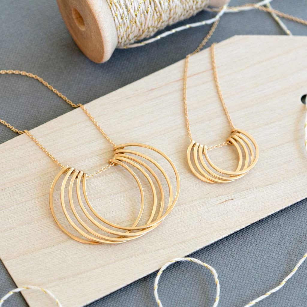 Freshie & Zero - Venta al por mayor Collares con colgantes/abalorios - Collar pequeño con pétalos de miel, círculos martillados en capas2