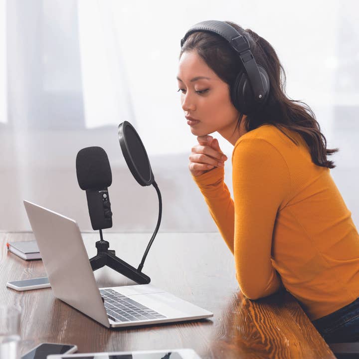 JupiterGear Home - Wholesale Small/handheld appliance - Emerson Gaming/Streaming Microphone with LED Lighting1