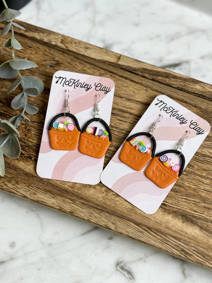 Halloween Candy Bucket Dingle Örhängen för wholesale av McKinley Clay