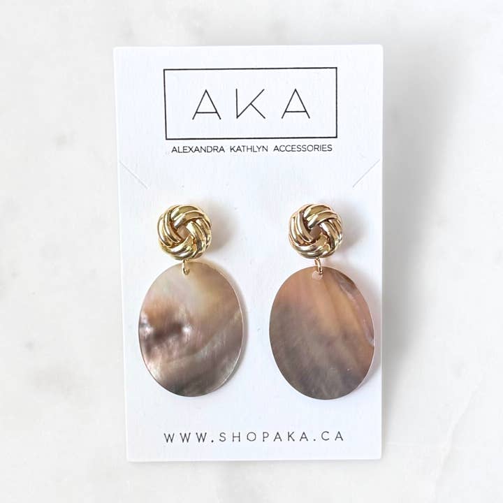 ELARA 2.0 | Boucles d'oreilles pendantes à coque noire pour la vente par Alexandra Kathlyn Accessories