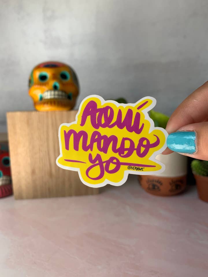 Autocollant Jaune et Rose Aqui Mando Yo pour la vente par Very That