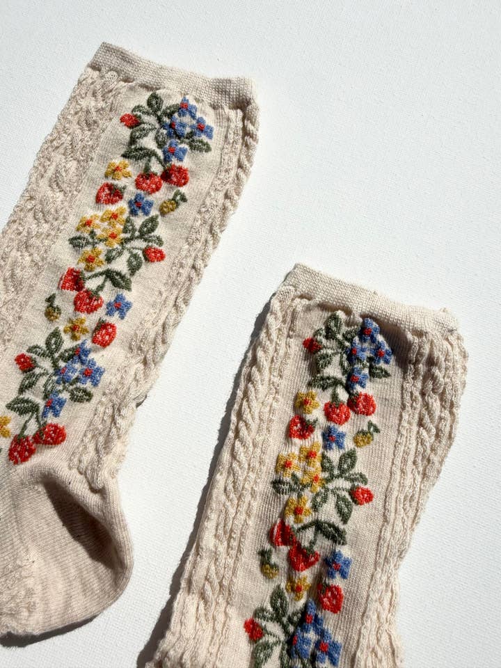 Billy Bamboo - Wholesale Socks - Women's - WILD STRAWBERRY SOCKS