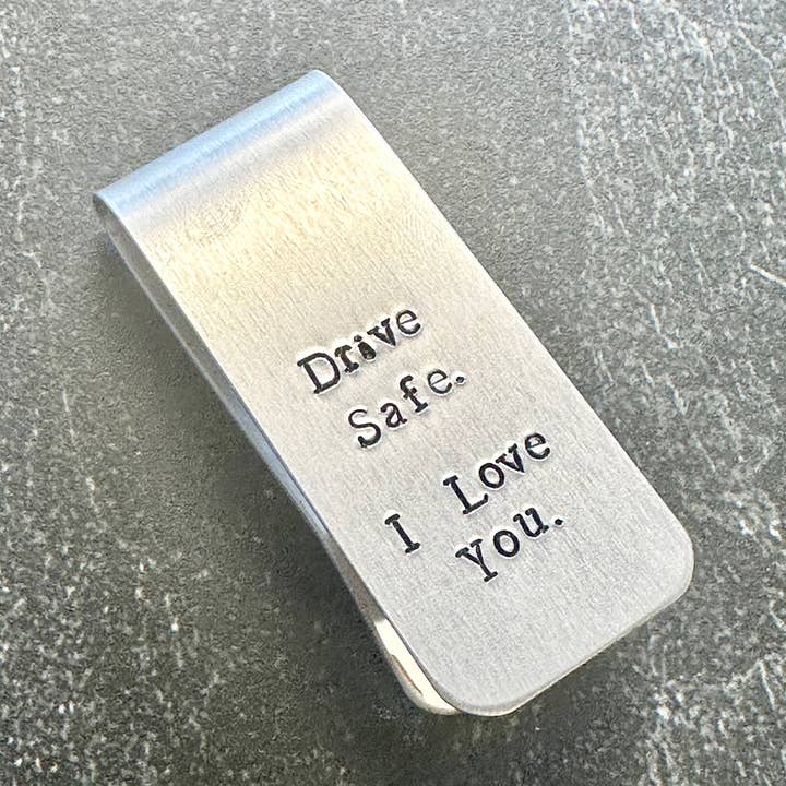 Conduis prudemment. Je t'aime. Pince pare-soleil en métal. pour la vente par Seize The Night Designs