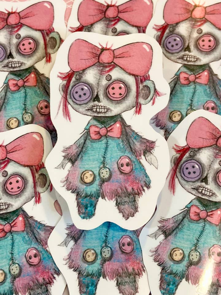 Autocollant Darla La Poupée Vaudou, Autocollant d'Halloween, poupée effrayante, autocollant vaudou pour la vente par Melissa the Artist
