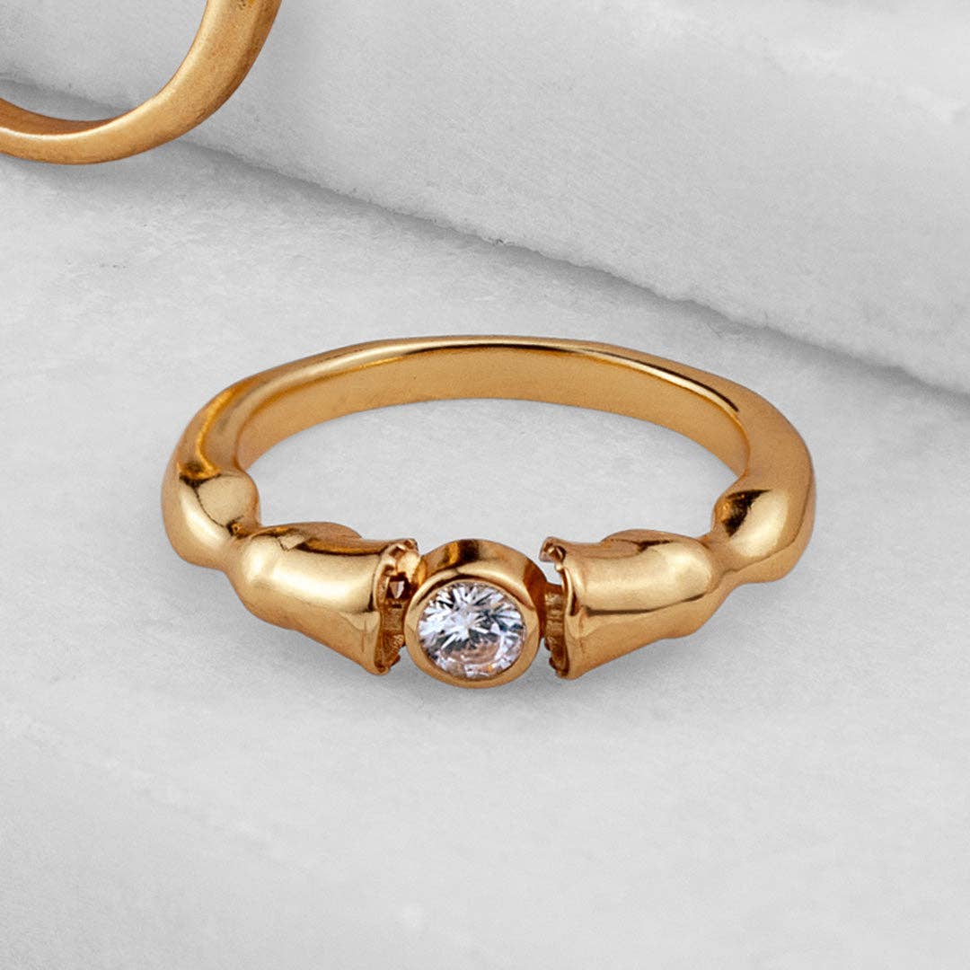 URBAN-EQUESTRIAN - Wholesale Huggie earrings - Cavallo - Moissanite Horseshoe Earring in Gold4