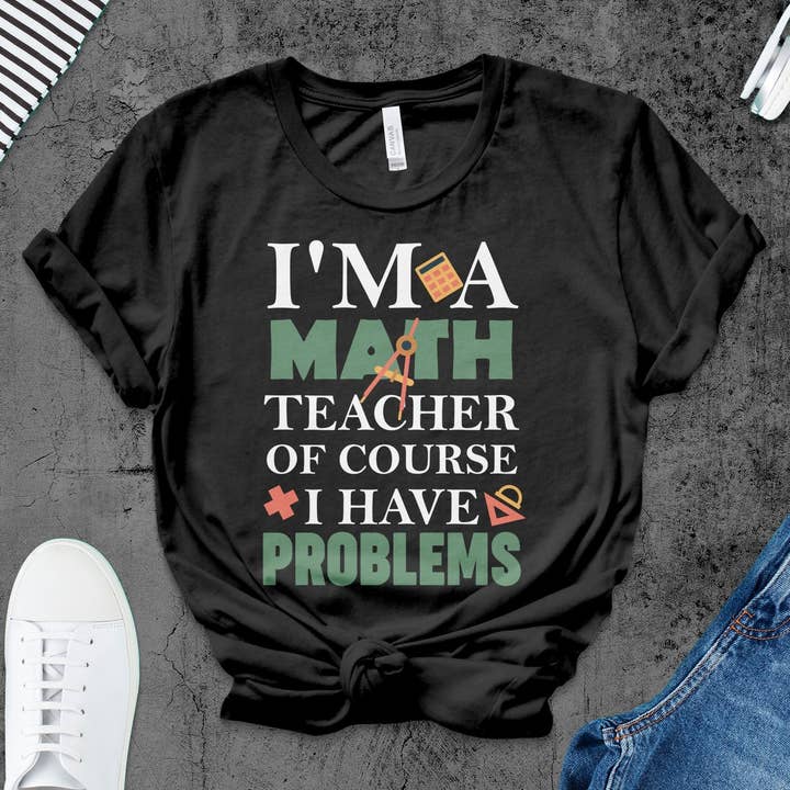 Sjov matematisk T-shirt til lærere og studerende, unik tee med matematiske problemer, nørdet pædagogisk tøj, gaveidé til matematikelsker for engroshandel hos FreakyTeeFactory
