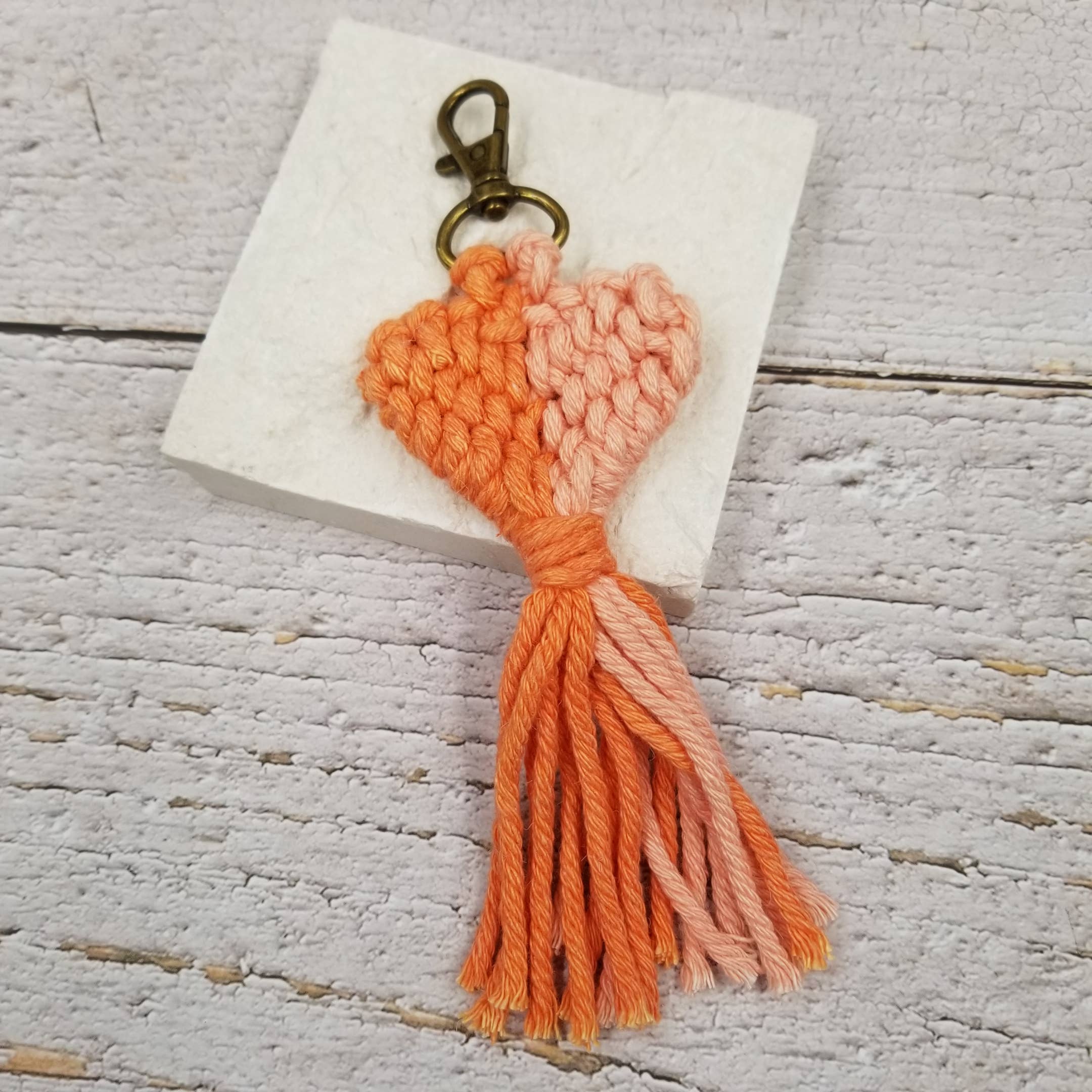 Treasure Wholesale - Vente Porte-clés – femme - Porte-clés à pompon en forme de cœur fait main - Cadeau pour la fête des mères1