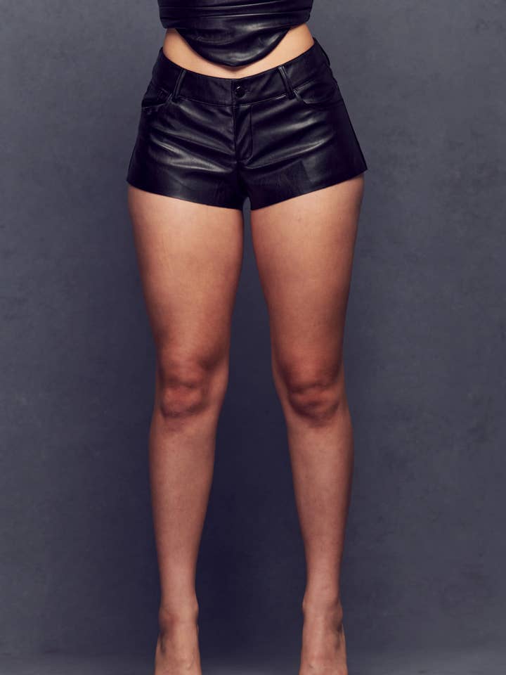 WFFS – Großhandel Shorts – Damen – Mikroshorts aus Kunstleder2