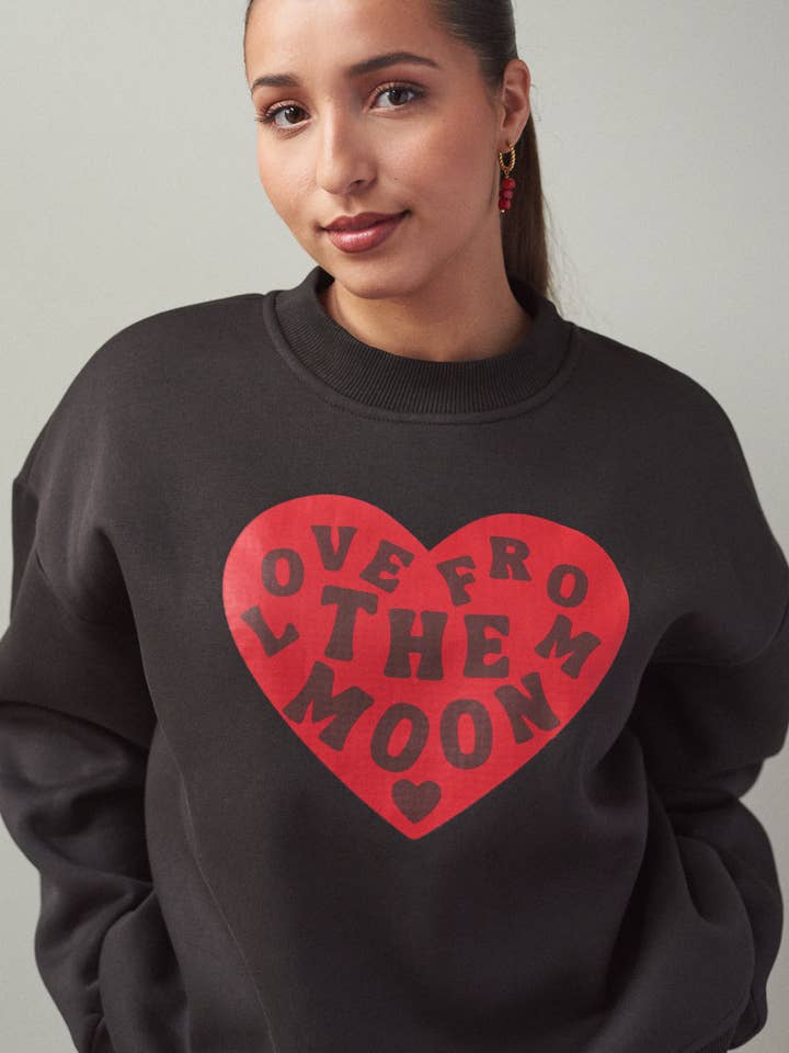 Großer Herz-Oversize-Pullover – schokoladenbraun für den Großhandel von Studio Over The Moon