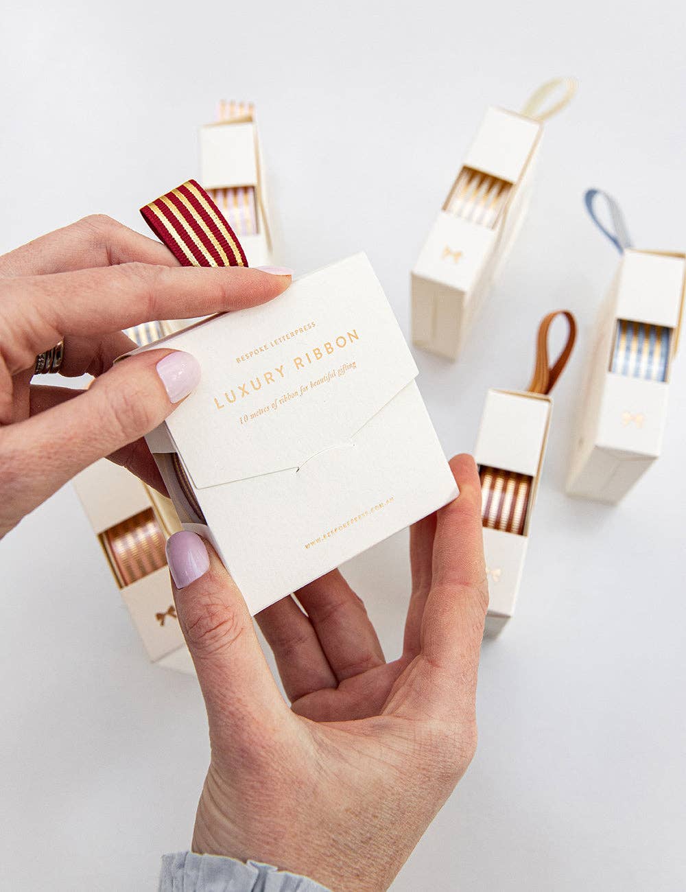 Bespoke Letterpress – Großhandel Band – Geschenke verpacken – Rotes Goldfolien-Geschenkband mit Streifen – 10 Meter3