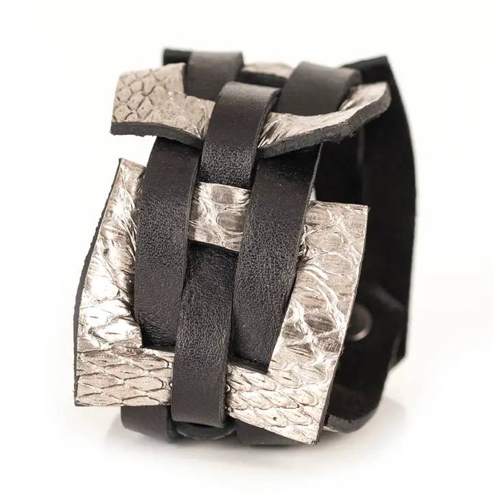 Bracelet Manchette en Cuir avec Cadre en Python Argenté et Structure en Obsidienne pour la vente par The Dark