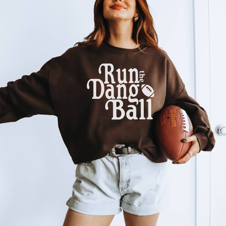 Hey Jude Graphic Tees – Engroshandel Grafisk Sweatshirt - Dame – Run The Dang Ball Sweatshirt