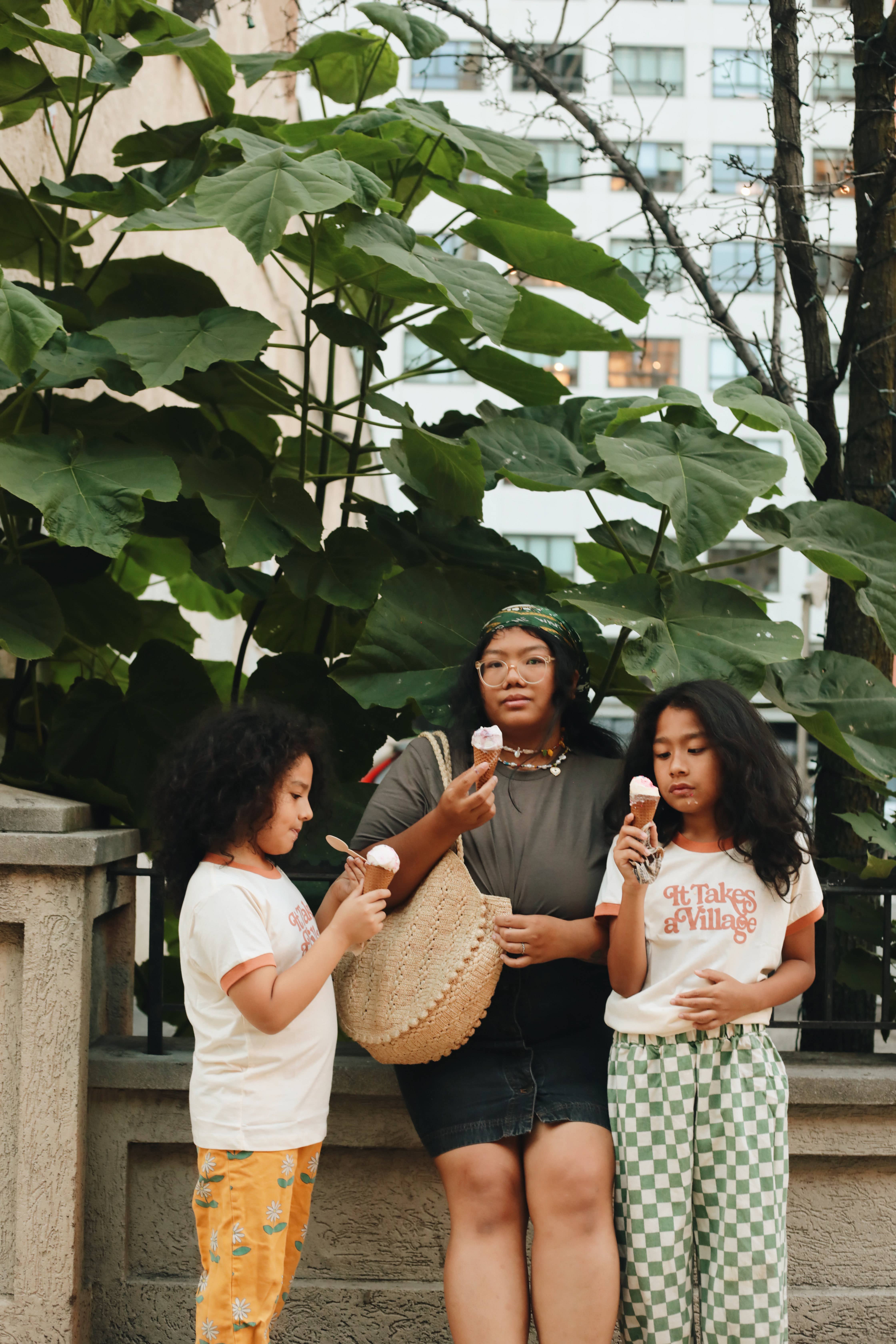 Polished Prints - Vente T-shirt sérigraphié – enfant - It Takes a Village, T-shirt graphique, vêtements pour enfants, T-shirt5