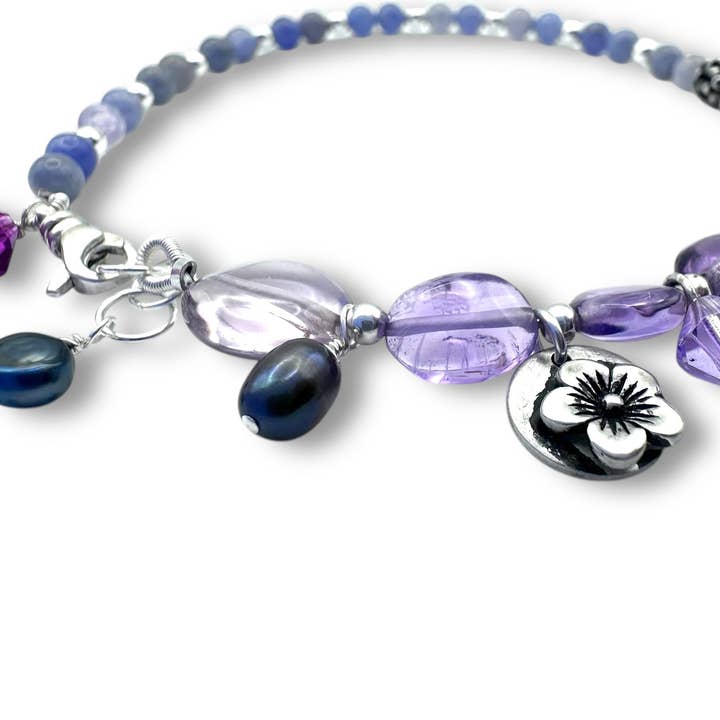 Bracelet en argent avec tanzanite et améthyste en perles pour la vente par Janine’s Jewelry Design